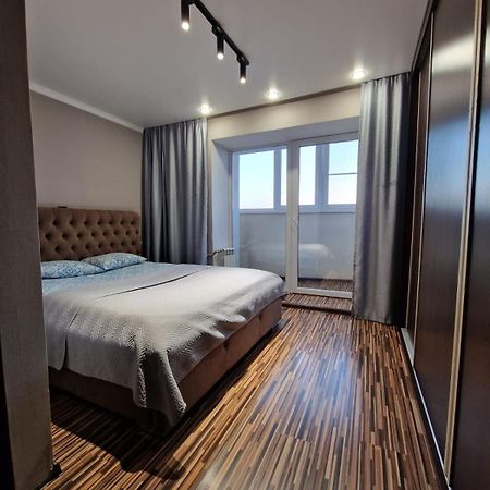 Apartment On Republic Square Ustʼ-Kamenogorsk Eksteriør bilde